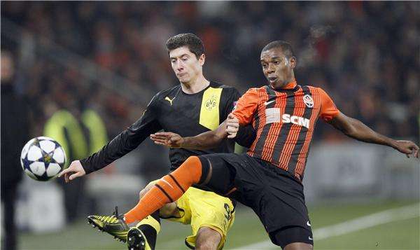 فرناندينيو (يمين)