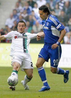  ألكسندر باوميوهان (يسار)