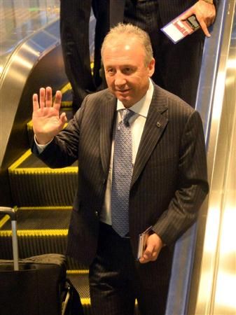 المدرب الإيطالي البيرتو زاكيروني في مطار ناريتا قبل السفر إلى الدوحة القطرية