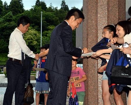 يوتو ناجاتومو وشينجي كاجاوا يودعان الجماهير الحاضرة في مطار ناريتا قبل سفرهم إلى الدوحة القطرية