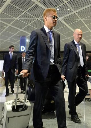 كيسوكي هوندا في مطار ناريتا قبل السفر إلى قطر