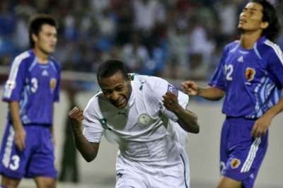 معاذ يحتفل بأحد أهدافه في الشباك اليابانية اليوم