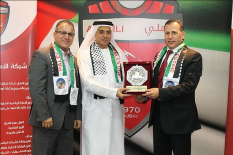 رمال يقدم درعا تذكاريا لممثل النادي الاهلي 