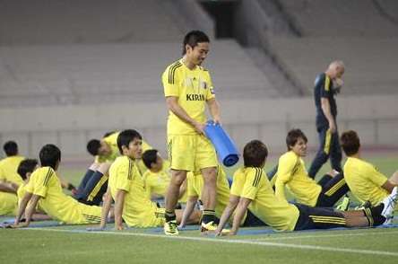 يوتو ناجاتومو في أولى تدريبات المنتخب الياباني بالعاصمة القطرية الدوحة