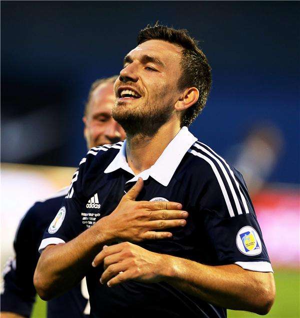 روبرت سنودجراس يحتفل بالتسجيل في شباك كرواتيا