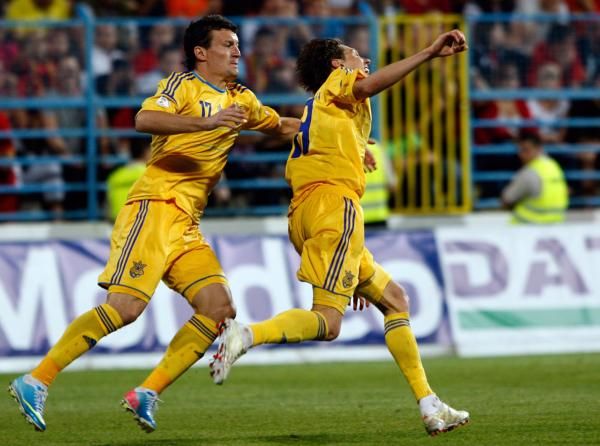 جارماش (يمين) يحتفل بهدف التقدم مع فيديتسكي