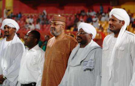 وزير الرياضة الغاني ونظيره السوداني مع ضيف شرف المباراة المهدي