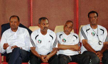 الجهاز الفني السوداني لصقور الجديان قبل بداية مباراة غانا