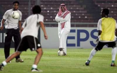 الأمير نواف بن فيصل ومتابعة مستمرة للمنتخب السعودي