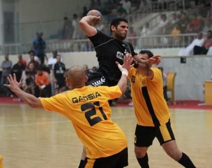 فيصل واصل لاعب يد القرين يسدد في مرمى القادسية