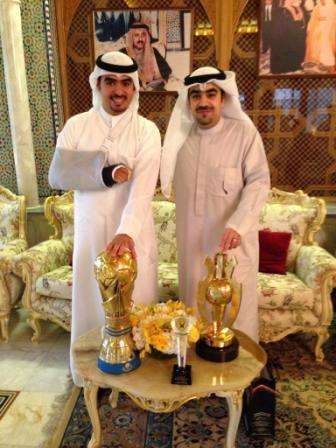 محمد البابطين مع الإعلامي محمد حيات أثناء تكريم القادسية