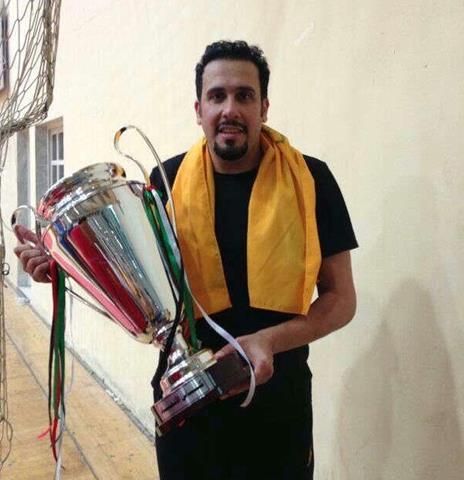 يوسف الفضلي حارس مرمى القادسية يحمل كأس اتحاد كرة اليد