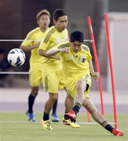 شينجي كاجاوا في تدريب اليوم الأحد بالعاصمة القطرية الدوحة