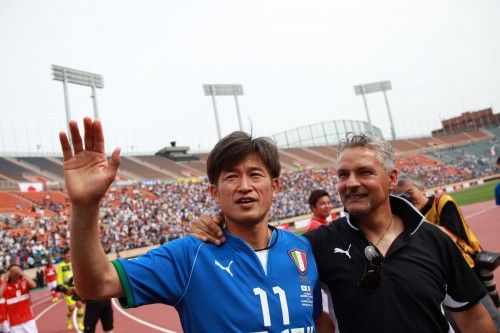 روبيرتو باجيو مع الياباني كازويوشي ميورا بعد نهاية المباراة