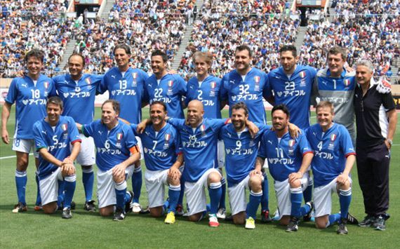 منتخب قدامى الكرة الإيطالية في صورة تذكارية قبل إنطلاق المباراة