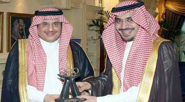 الأمير سلطان (يسار) بجوار الأمير نواف رئيس البعثة السعودية في كاس آسيا