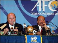 بن همام بجوار بلاتر في مناسبة آسيوية سابقة