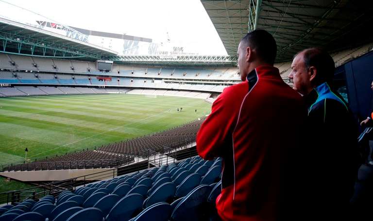 حمد وشفيع خلال زيارتهما ملعب المباراة