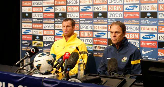 لقطة من المؤتمر الصحفي لمدرب استراليا واللاعب نيل