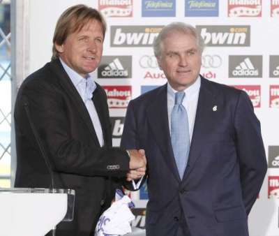 شـوسـتــر وإلـي جـواره كـالـديـرون رئيـس ريـال مدريـد