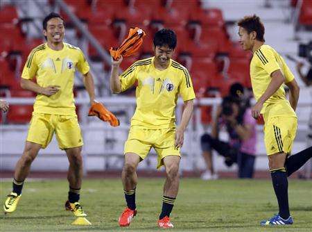 من اليمين كيوتاكي وكاجاوا وناجاتومو في التدريب الاخير باستاد نادي العربي في قطر