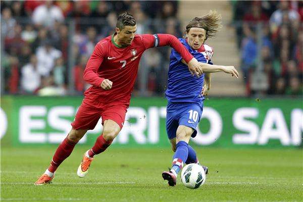 صراع على الكرة بين رونالدو وزميله في ريال مدريد مودريتش