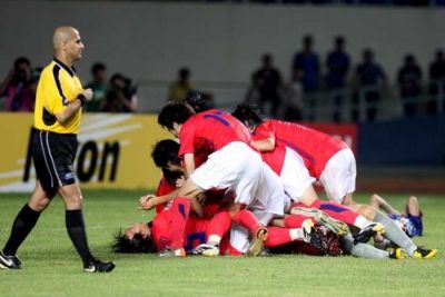 فرحة بالفوز و صورة الحكم علي حمد بعد نهاية اللقاء