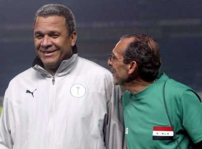 مدرب العراق فييرا (يمين) بجوار مدرب السعودية أنجوس