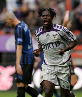 فرحة لاعب أندرلخت بإحرازه الهدف الثاني لفريقه