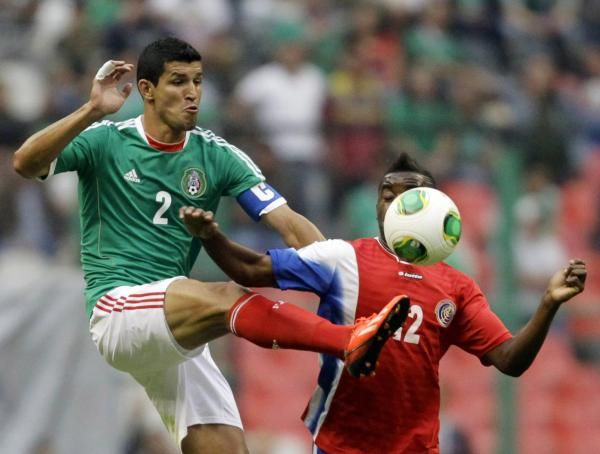 لقطة من مباراة المكسيك وكوستاريكا
