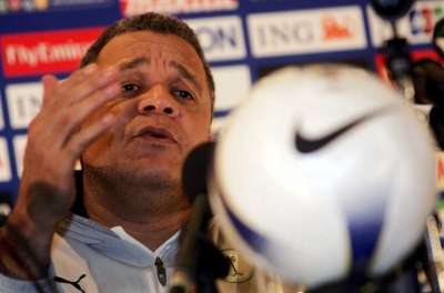 المدرب أنجوس في المؤتمر الصحفي