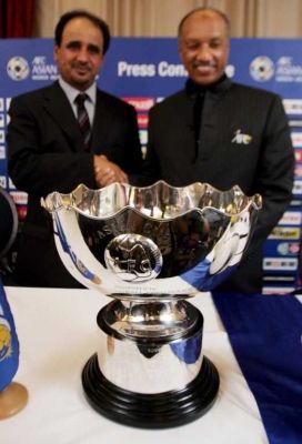 بـن همـام ويقف إلي جـواره سعـود المهنـدي السكرتير العام في الإتحاد القطري