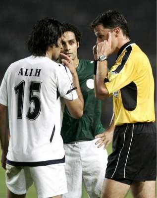 الحكم الاسترالي شيلد خلال لقاء اليوم بين العراق والسعودية