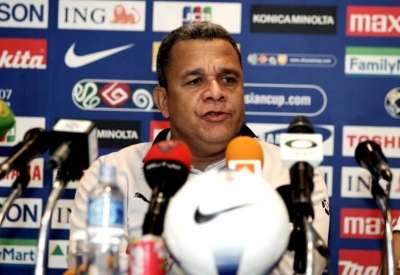 أنجوس خلال مؤتمر صحفي سابق في كأس آسيا