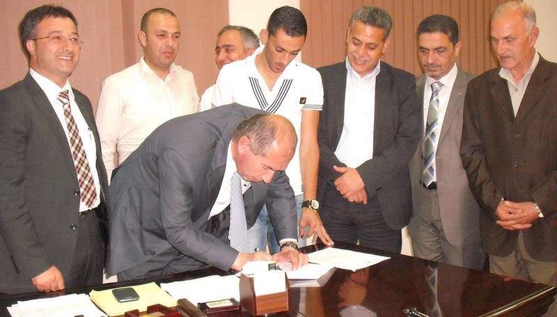 أشرف نعمان أثناء التوقيع