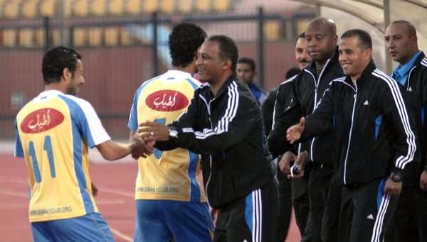 المصري أسامة عرابي يصافح لاعبي الإسماعيلي في الدوري المصري