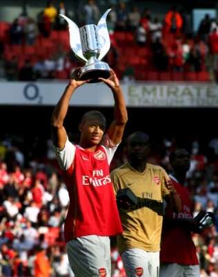 لاعـب الآرسنـال تـراوري يرفـع كـأس بطولـة الإمـارات