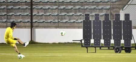 ياسوهيتو إيندو يتدرب على الركلات الحرة في تدريب أمس الخميس