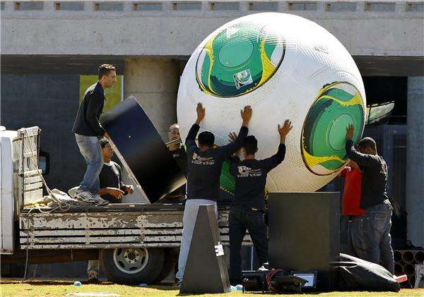 رغم تبقي ساعات على إفتتاح البطولة إلا ان العمل لا يزال متواصلا