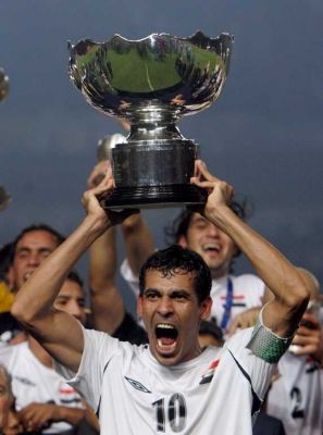 قائد المنتخب العراقي يونس محمود يرفع كأس آسيا