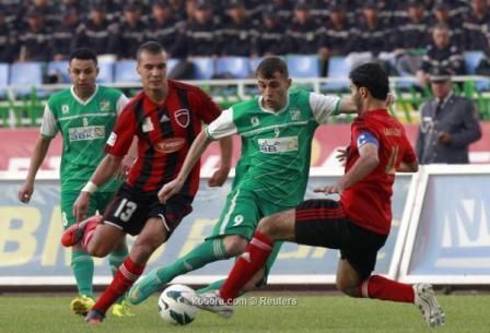 احمد هايل لاعب العربي يمر من مدافع اتاد العاصمة في نهائي كأس الاتحاد العربي