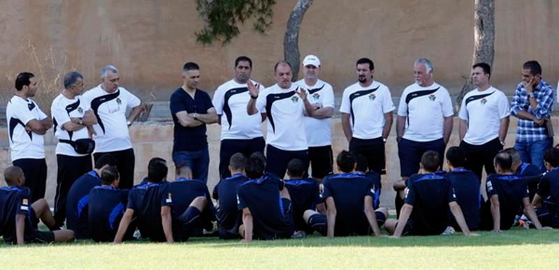 حمد يحاضر باللاعبين قبل بدء التدريب 