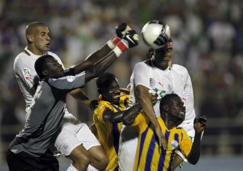 لقطة من مباراة سابقة بين الفريقين