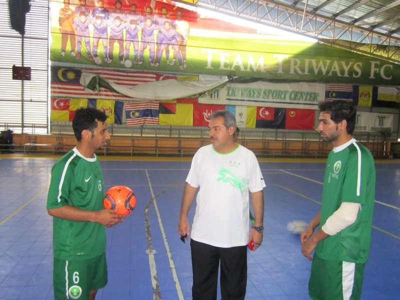المصري محمد علي مدرب المنتخب السعودي لكرة الصالات وحديث مع لاعبين من المنتخب