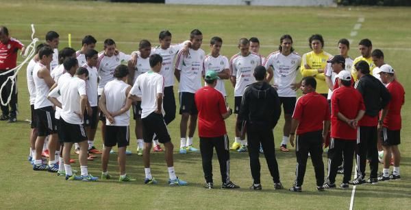 دي لا توري يتحدث للاعبيه خلال التدريبات