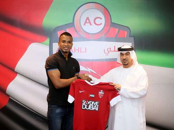 لاعب الاهلي الجديد مع عبدالمجيد حسين مشرف فريق الكرة