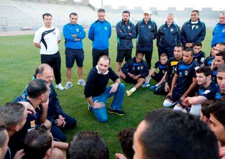 الأمير علي يتحدث للاعبين أثناء التدريبات
