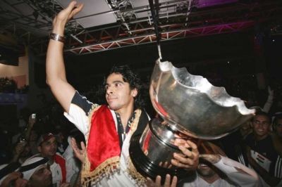 حارس مرمى العراق نور صبري وهو يمسك بالكأس الاسيوية اثناء الأحتفال