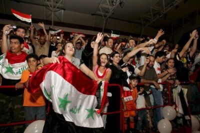 الجماهير المحتشدة في قاعة الأحتفال تحيي بطل آسيا