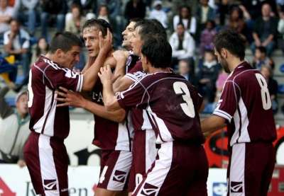 فرحـة لاعبـي سراييفـو البوسنـي بهدف فريقهـم الأول في مرمى خينك البجليكي